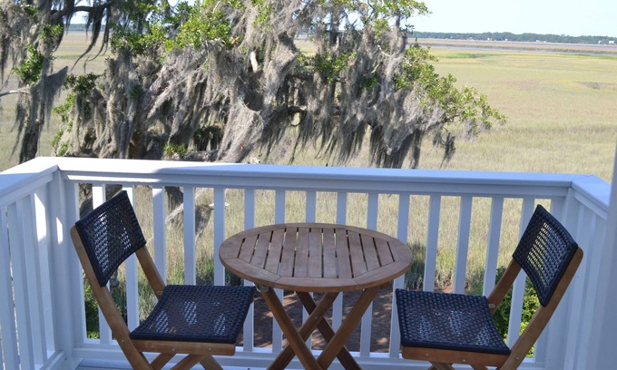 Sunbury Apartment | River Vista 180 -1BR 1BA Riverfront Apt only 0.2 m to Sunbury Crab Co Restaurant