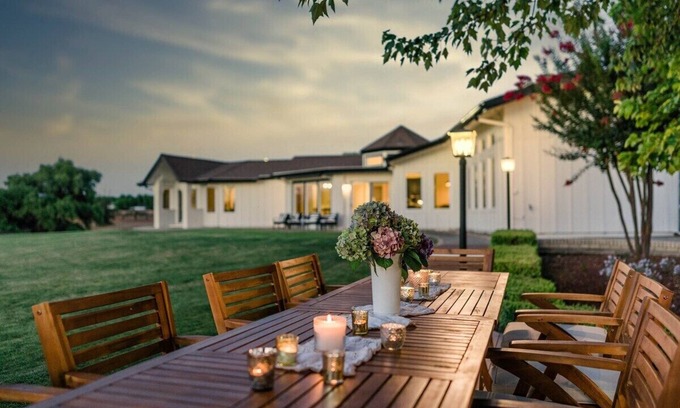 Kingsburg House | Riverfront Beauty with Pickle Ball Court