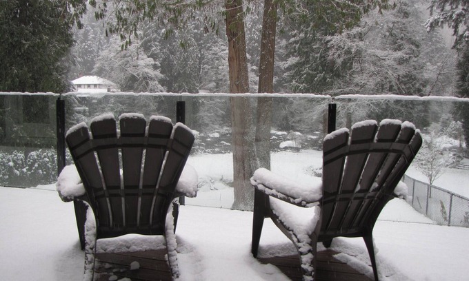 District of North Vancouver House | Riverfront Bed And Breakfast - Seymour Room