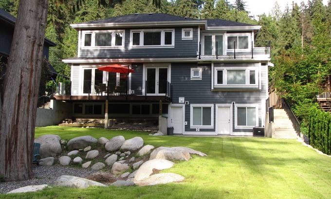 District of North Vancouver House | Riverfront Bed and Breakfast - Lynn Valley Room