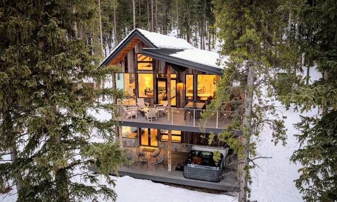 Black Hawk Cabin | Riverfront Cabin – Hot Tub, Fire Pit & Steam Shower