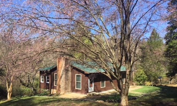Mountain Rest House | Riverfront cabin on Chauga River "Boarhogs Place"