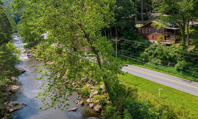 Blue Ridge Apartment | Riverfront Cozy Suite Convenient Location