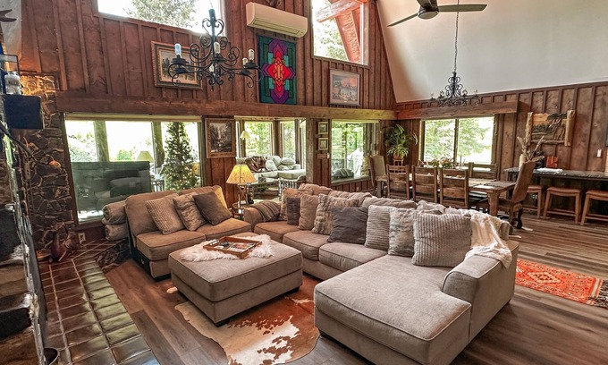 Rio Vista Estates Cabin | Riverfront home w/private deck, sunroom, full kitchen, and free WiFi