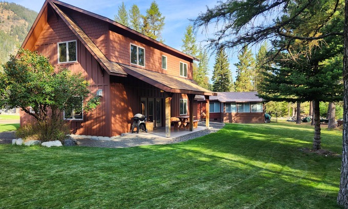 Joseph House | Riverfront home with mountain view & fireplace - walk to tram & Wallowa Lake