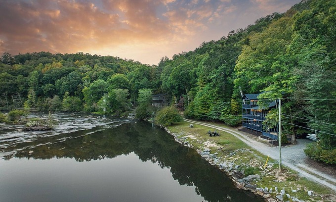 Ellijay Cabin | Riverfront - Hot Tub - kayaks - fire pits - 4 king beds - awesome views-wildlife