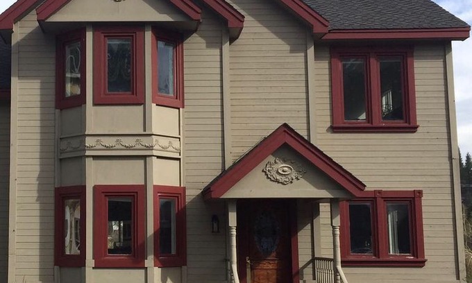 Downtown House | Riverfront Renovated Downtown Historic Truckee Home- Walking distance to town.