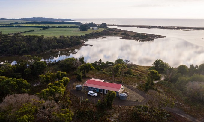 Bridport House | Riverfront Seclusion with Direct Access To Beach