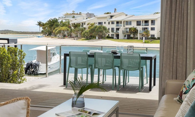 Noosaville Apartment | Riverfront with Jetty
