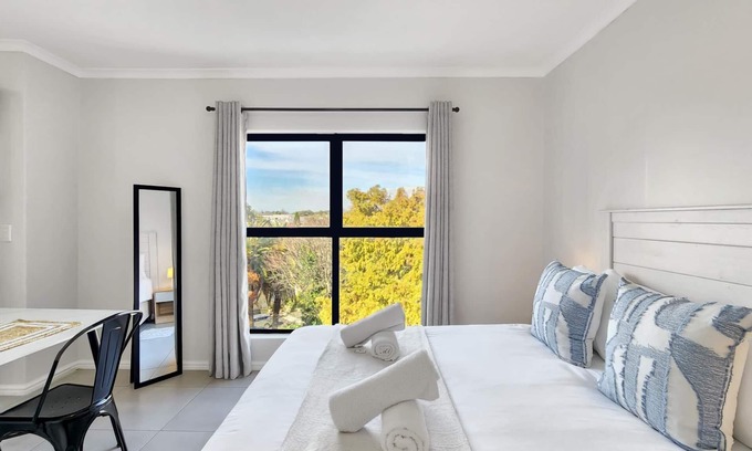 Rondebosch Apartment | Rivers Edge Apartment in Rondebosch with Balcony