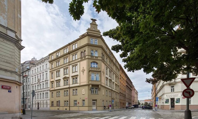 Nove Mesto Apartment | Riverside area apartment near the Dancing house!