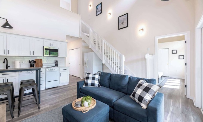 Lincoln Apartment | Riverside Lodge Condo with Mountain & River Views!