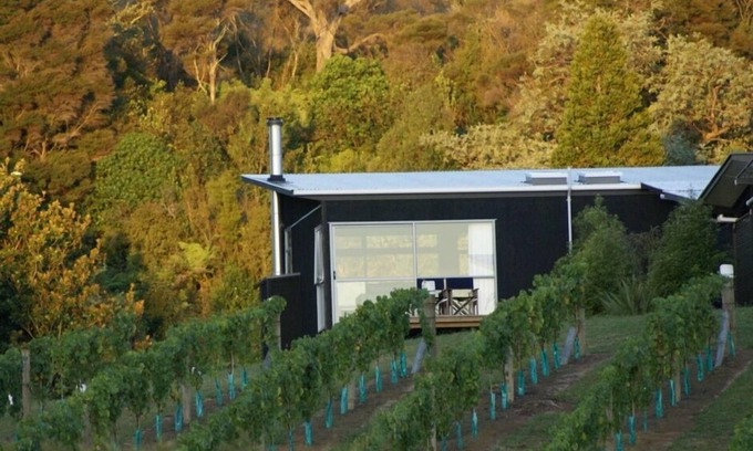 Matakana House | Riverside Matakana luxury apartment style bach