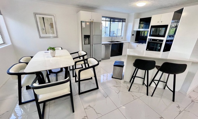 Surfers Paradise Apartment | Riverside Retreat in the Heart of Surfers Paradise-2BR Apartment Pool & Marina