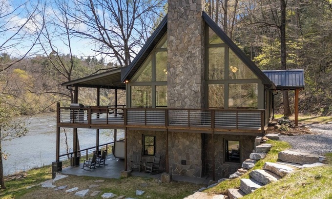 Franklin House | Riverside Retreat - Luxury river house with 7 person hottub