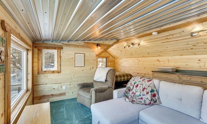 Johnson Creek Cottage | Riverside Retreat Near Trails in Johnson Creek