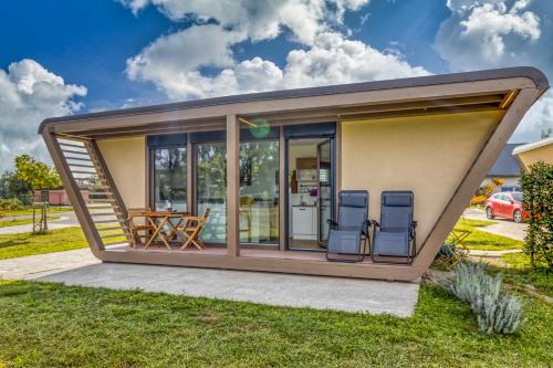 Metlika House | Riverside Suite Mobile Homes - Happy Rentals