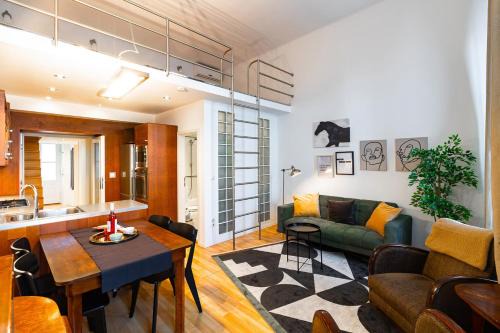 Budavar Apartment | Riverside view two bedroom flat by the Chain Bridge