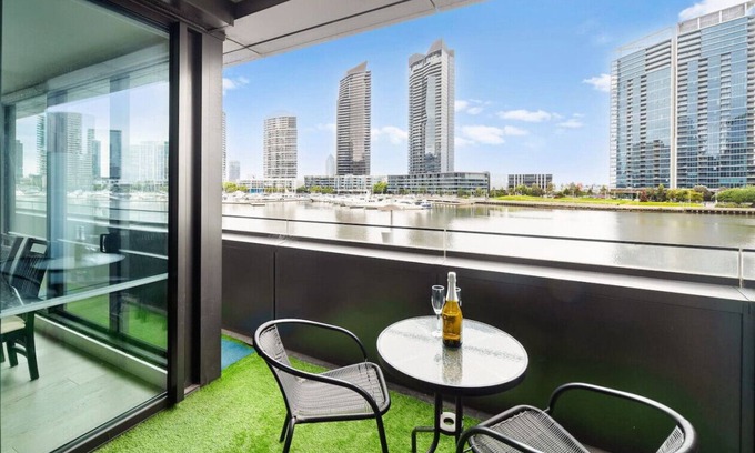Docklands Apartment | Riverside Views Melbourne - WiFi-Netflix