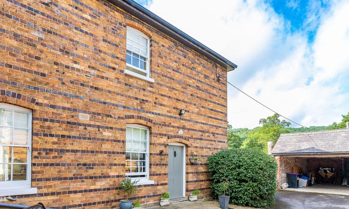 Craven Arms Cottage | RIVERSIDE, with a garden in Stokesay