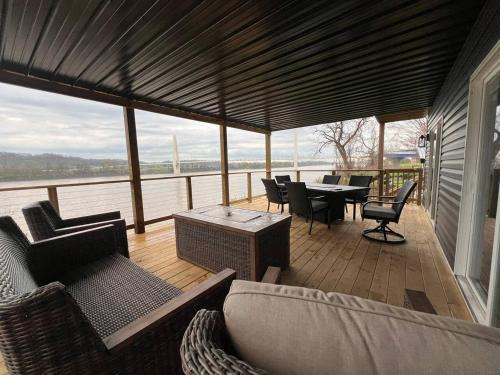 Russell Apartment | RiverSuite1 - A mesmerizing river and bridge view.
