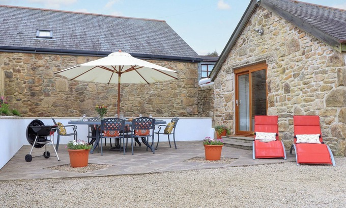 Saint Erth Praze Cottage | RIVIERE BARTON, pet friendly, with hot tub in Hayle
