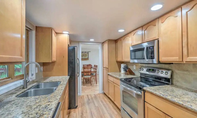 Overlake House | RM6: Cozy 3-bedroom house in welcoming Redmond with WiFi, AC