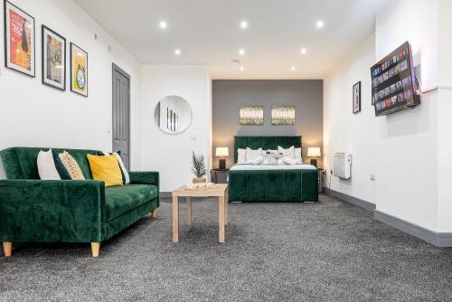 Cradley Apartment | RNM - Upgraded Business Stay For Travelling Contractors, All Amenities, Private Access Entire Place, Kitchen & Washroom, Smart Tv, Easy Access, Parking Nearby
