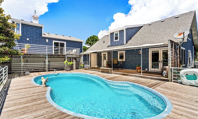 Manteo House | Roanoke Island Retreat *canal front on the sound*pool