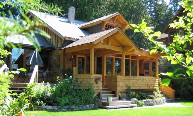 Roberts Creek House | Roberts Creek: Charming 3-bedroom/2 bath post 'n beam steps to Henderson Beach