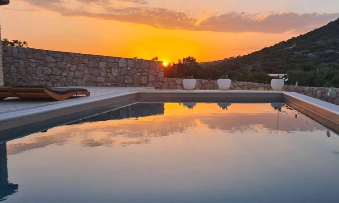 Tkon House | Robinson House Seaway with pool