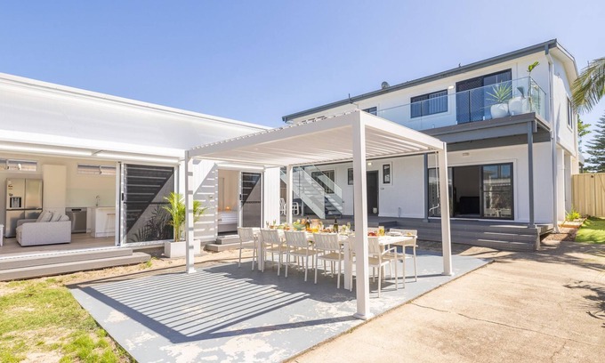 Anna Bay House | Robinson Retreat with Beach Bungalow, 3 Robinson St - air con, 2 kitchens, 6 bedrooms, 4 bathrooms