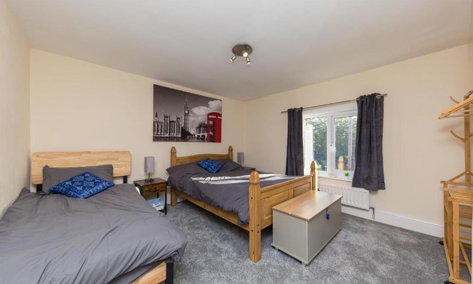 Rocester House | Rocester Rest close to Alton Towers & JCB, Netflix