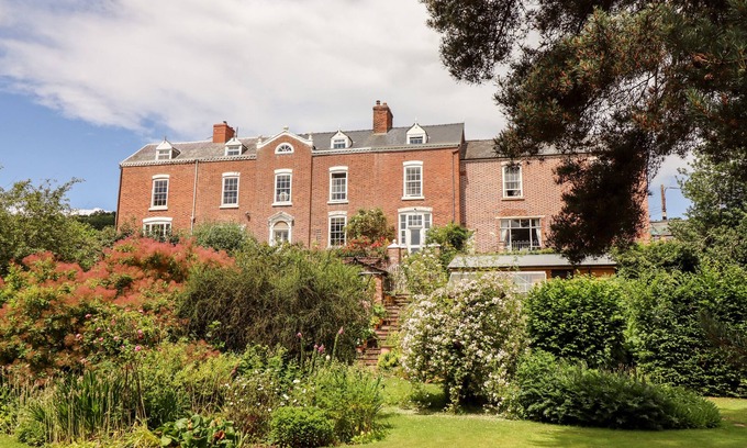 Newtown Cottage | ROCK HOUSE APARTMENT, romantic, character holiday cottage in Newtown