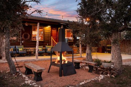 Fredericksburg House | Rockin' R - Mason Jar Cabin