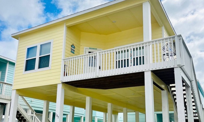 Rockport House | Rockport Cottage- awesome location + pool & 5 min from shopping and the beach!