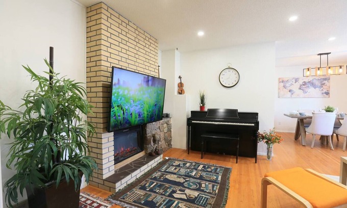 Brentwood House | Rocky Mtn Escape-6 bdrm, near shops, dining, UofC
