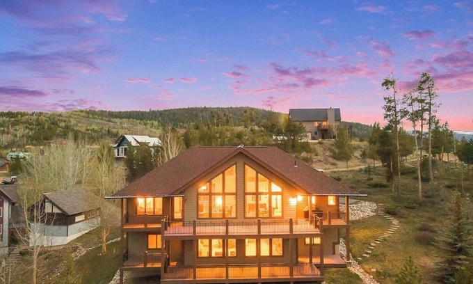 Innsbruck Val Moritz Cabin | Rocky Mtn Natl Park views, close skiing & Hot Tub!