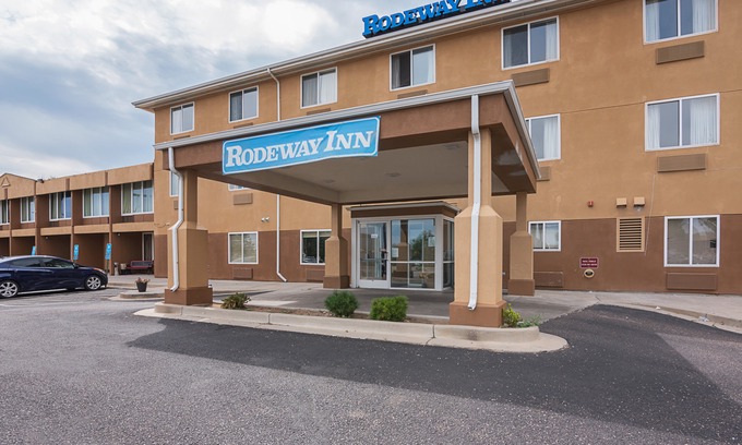 Rustic Hills Hotel | Rodeway Inn Central Colorado Springs