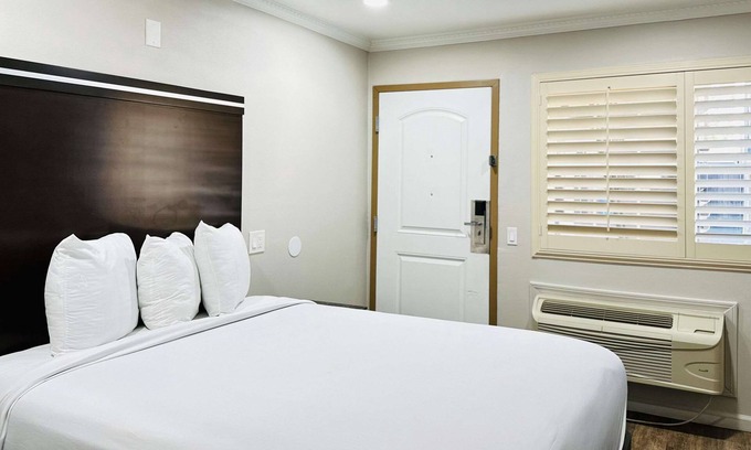 Lemon Grove Hotel | Rodeway Inn Lemon Grove San Diego East