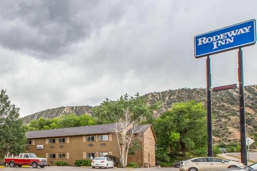 Glenwood Springs Hotel | Rodeway Inn Rifle