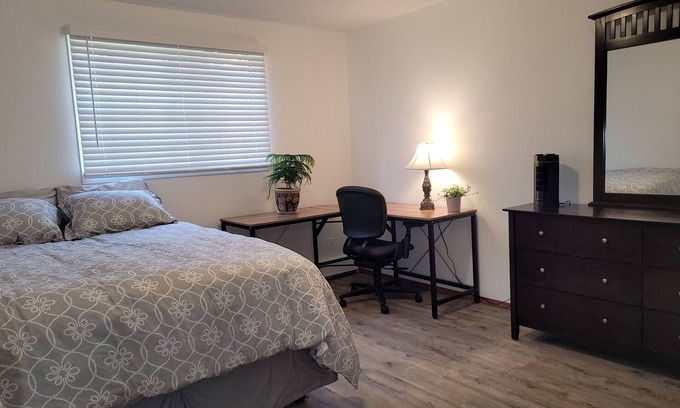 West Edmonton Apartment | ✅️ROGERS Place✅️Central location✅️EXPO Centre✅️FreeParking,WiFi✅️124 Street Area