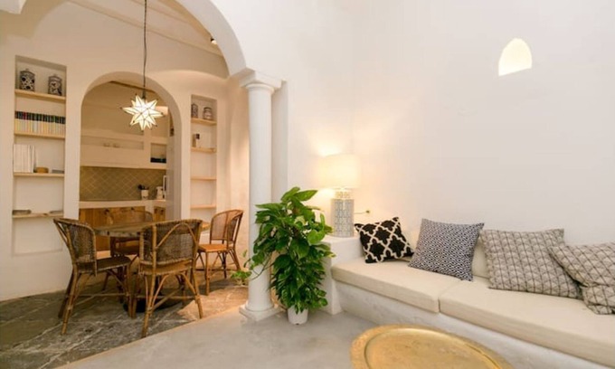 Granada City Center Villa | Roll the Pillow