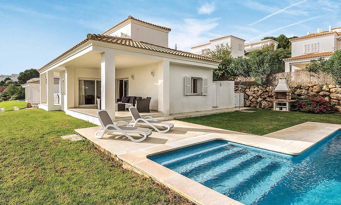 Coves Noves House | Romani Siete is located in the residential area of Coves Noves, just behind the popular resort of Ar