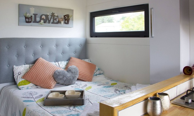 Laprade Cabin | Romantic converted shipping container with outdoor bath
