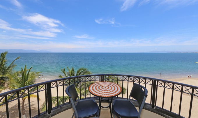 Colonia 5 de Diciembre Condo | 😍ROMANTIC GETAWAY😍AMAZING OCEAN VIEWS -HOP, SKIP & JUMP TO THE BEACH -GR8 POOL