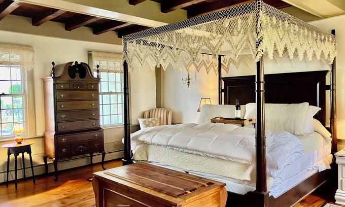 Lisbon Cottage | Romantic, Historic Haskell House near Casinos, Spa, Ocean Beach, Mystic!