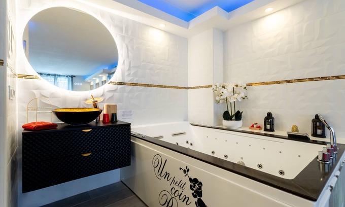 Saint-Assiscle Apartment | Romantic love room - 2-seater Jacuzzi