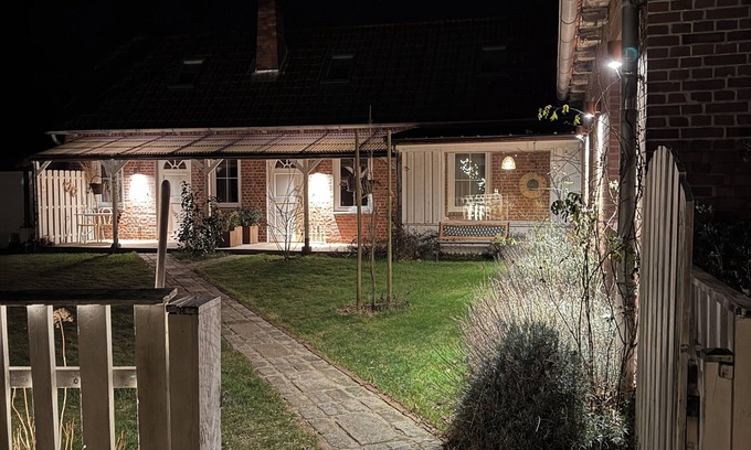 Jork Apartment | Romantic maisonette for 4 - with apple orchard view & box-spring beds