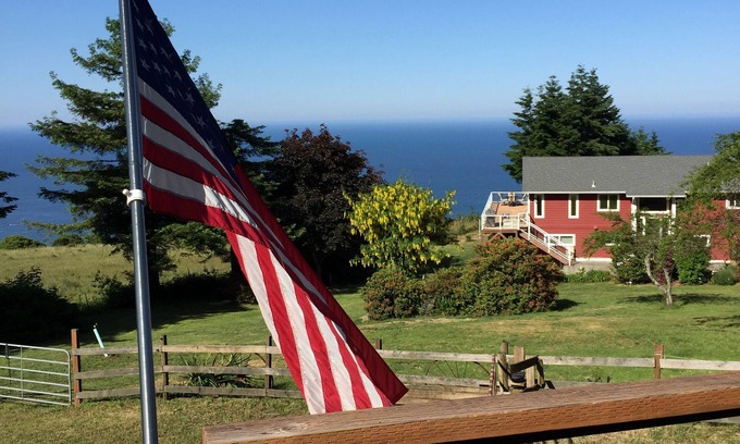 Brookings Cottage | Romantic Ocean View Cottage with Starry Night Sky Gazing!